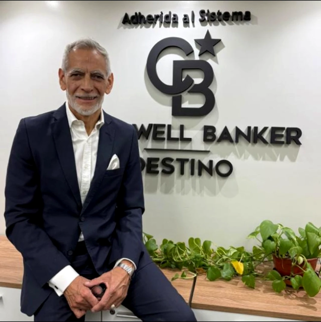Claudio Gaitán en la oficina de Coldwell Banker Destino